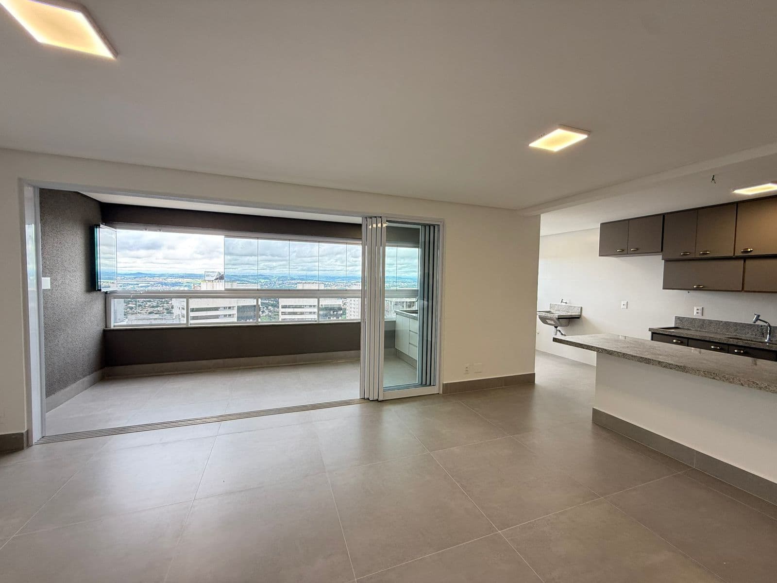 APARTAMENTO - 3 SUITES - 02 VAGAS - PARK LOZANDES- EURO PARQUE NORONHA