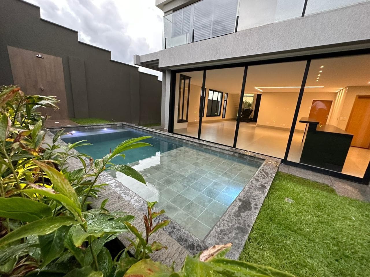 CASA TÉRREA CONDOMINIO 3 SUITES - SENADOR CANEDO – JARDINS CAPRI