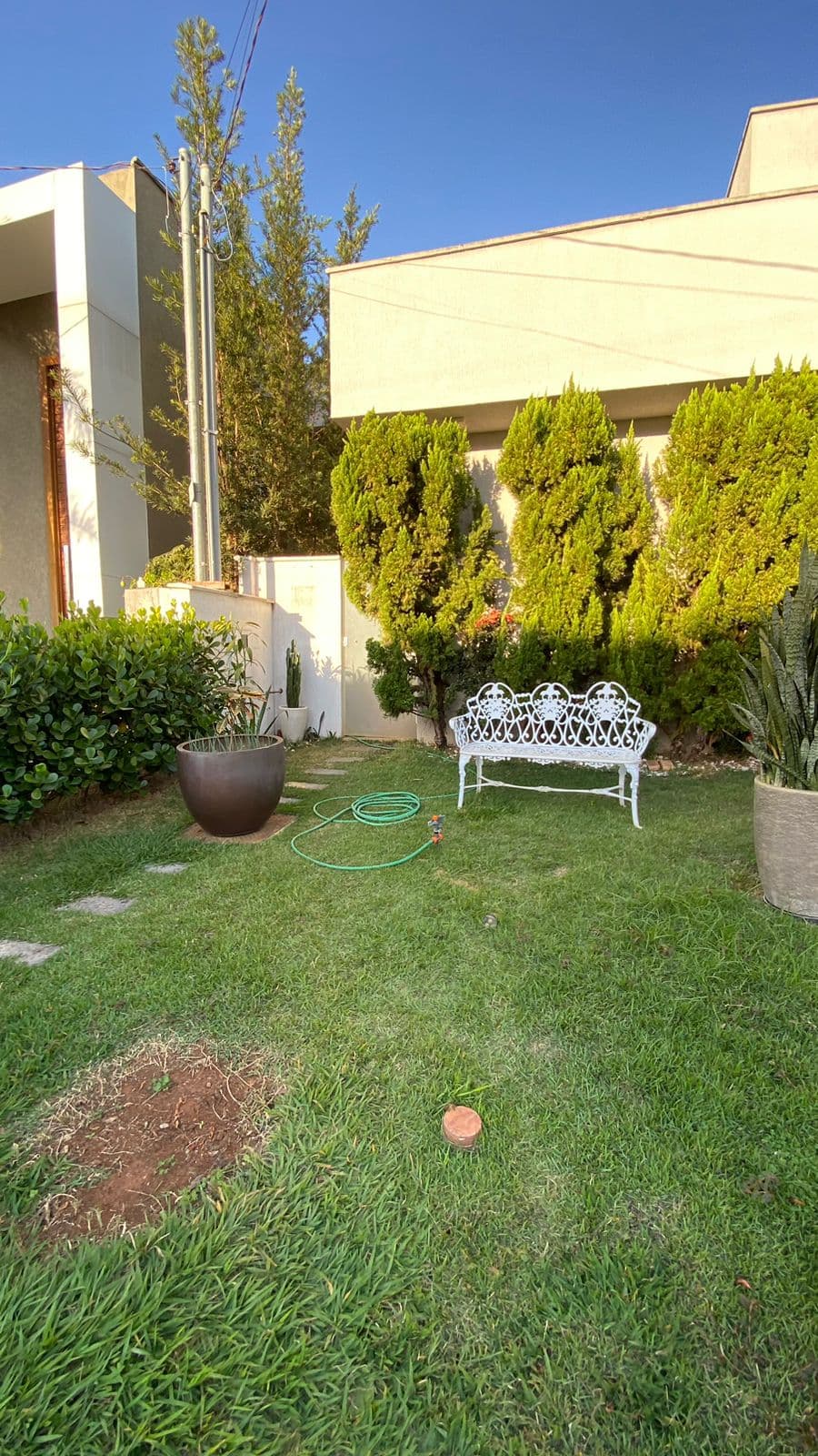 CASA TÉRREA CONDOMINIO 4 QUARTOS SENDO 3 SUITES - JARDINS LISBOA
