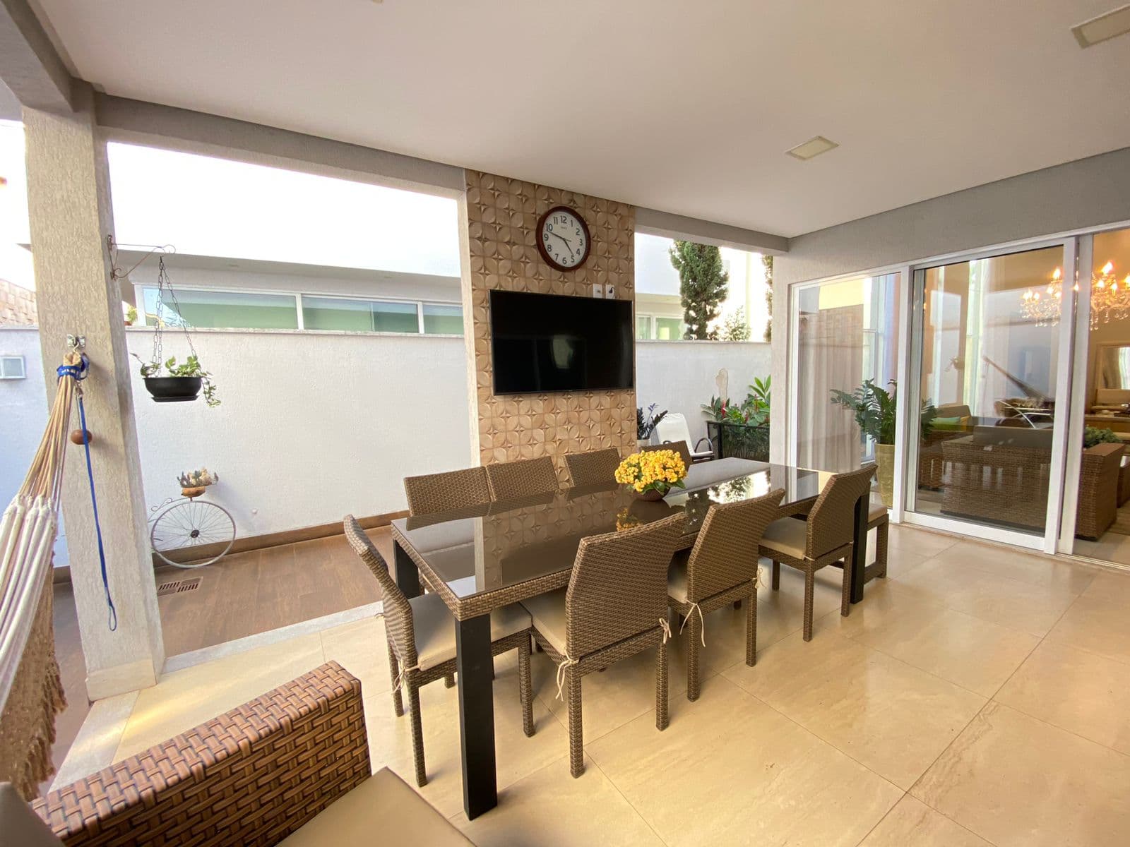 CASA TÉRREA CONDOMINIO 4 QUARTOS SENDO 3 SUITES - JARDINS LISBOA