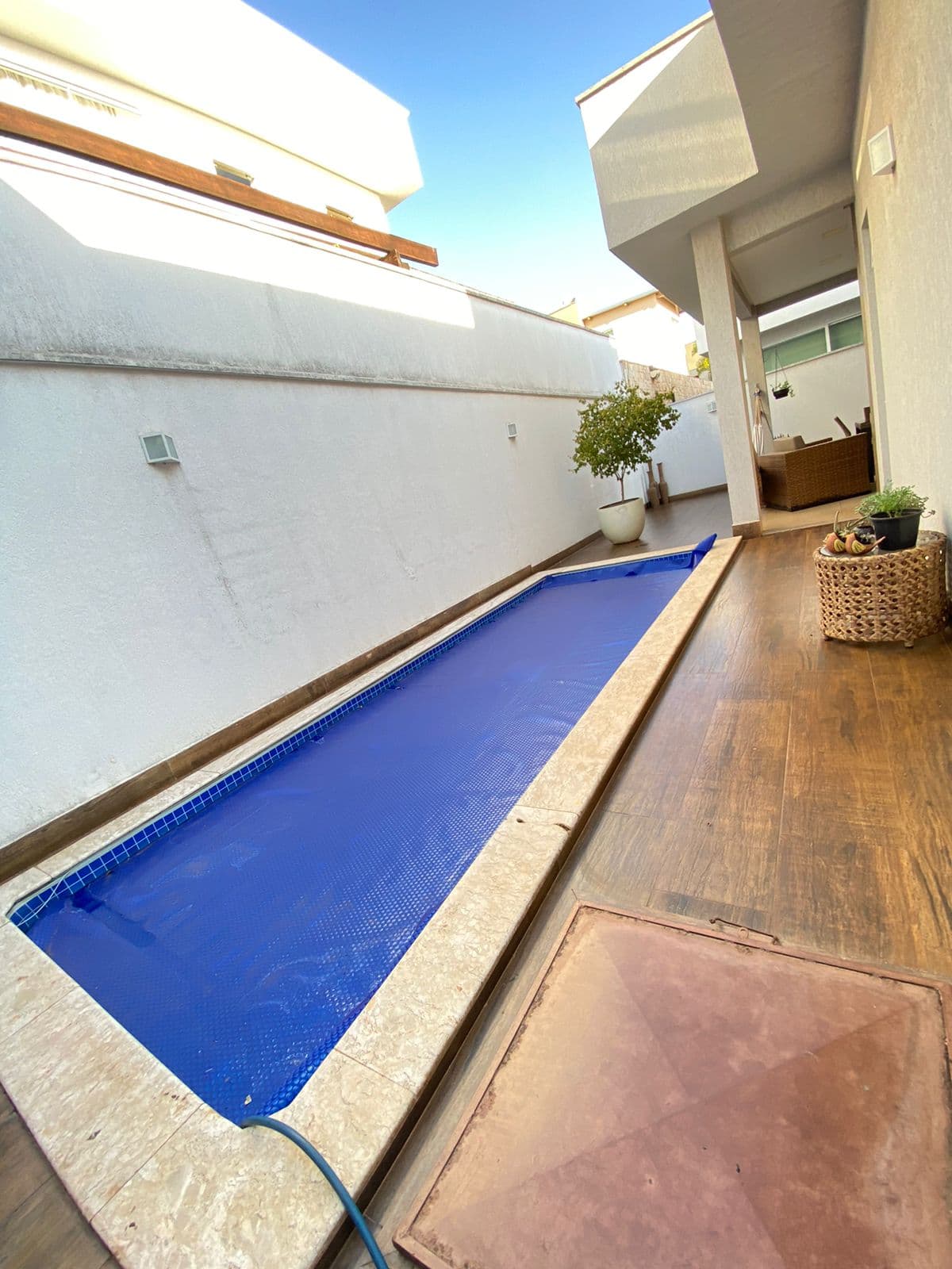 CASA TÉRREA CONDOMINIO 4 QUARTOS SENDO 3 SUITES - JARDINS LISBOA