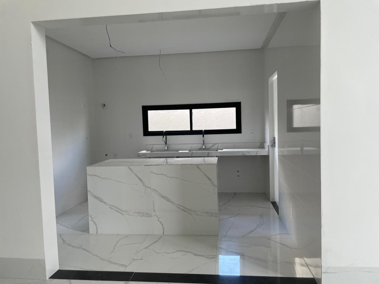 Casa Térrea em Condominio 4 suites plenas - Portal do Sol Garden
