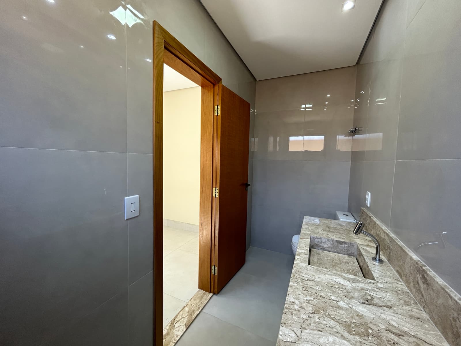 SOBRADO 3 SUITES PLENA EM CONDOMINIO - SENADOR CANEDO - JARDINS NÁPOLES