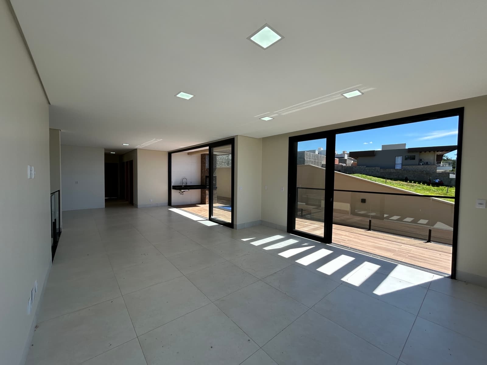 SOBRADO 3 SUITES PLENA EM CONDOMINIO - SENADOR CANEDO - JARDINS NÁPOLES