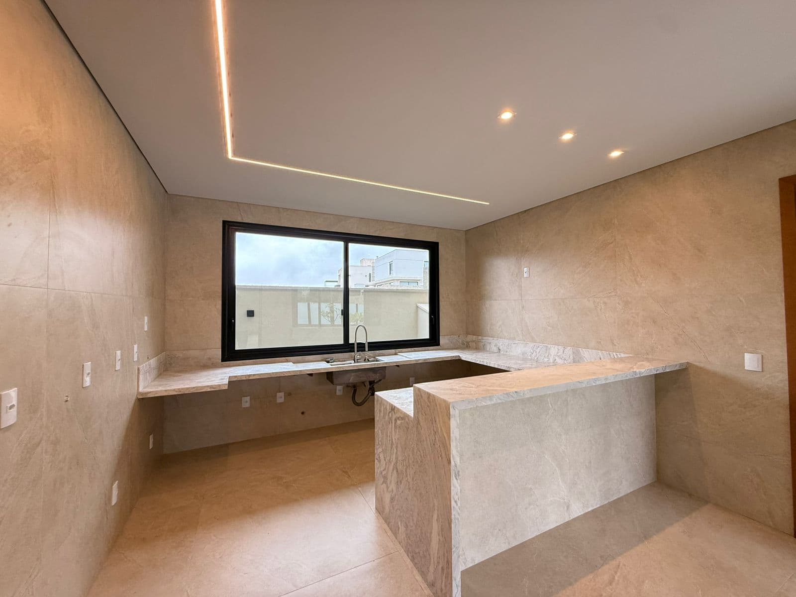 SOBRADO 4 QUARTOS E 3 SUITES CONDOMINIO - JARDINS FRANÇA