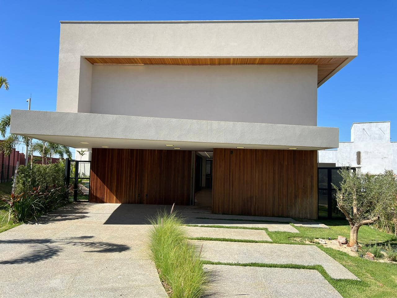 SOBRADO 4 SUITES CONDOMINIO - SENADOR CANEDO - JARDINS BOLONHA