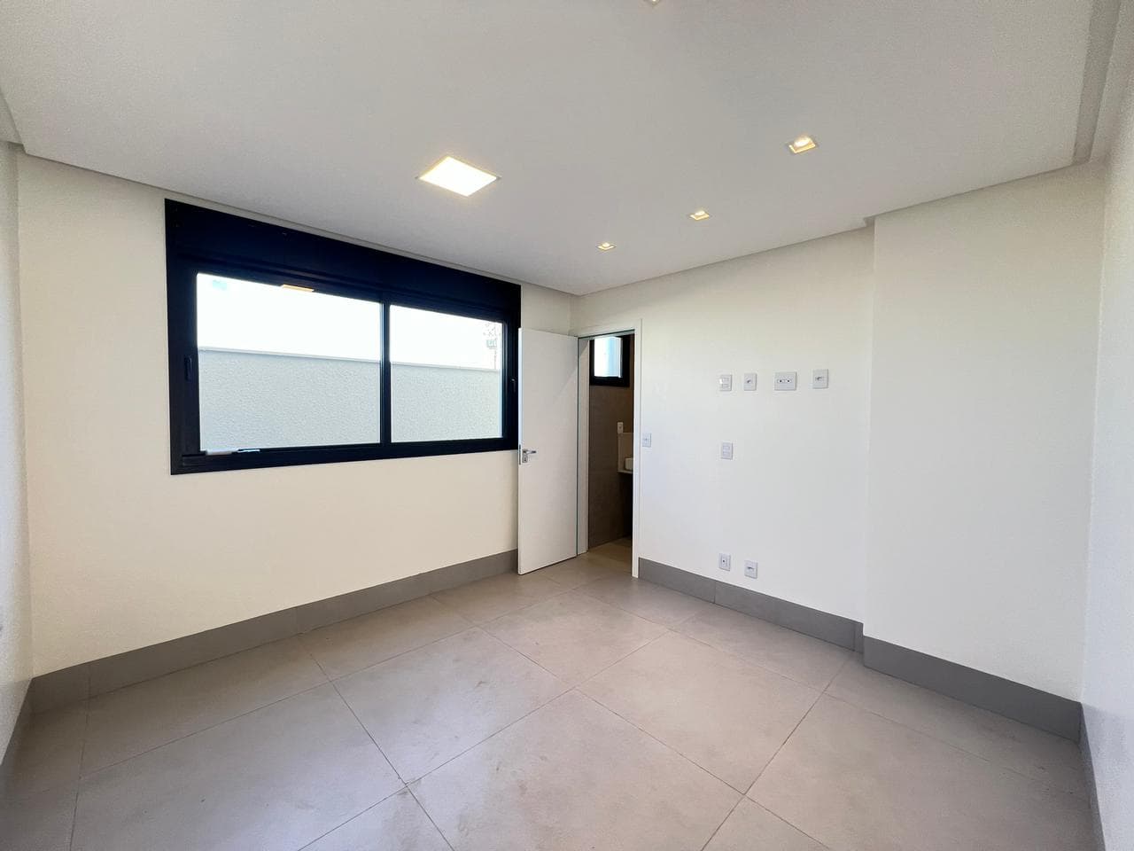 SOBRADO 4 SUITES CONDOMINIO - SENADOR CANEDO - JARDINS BOLONHA