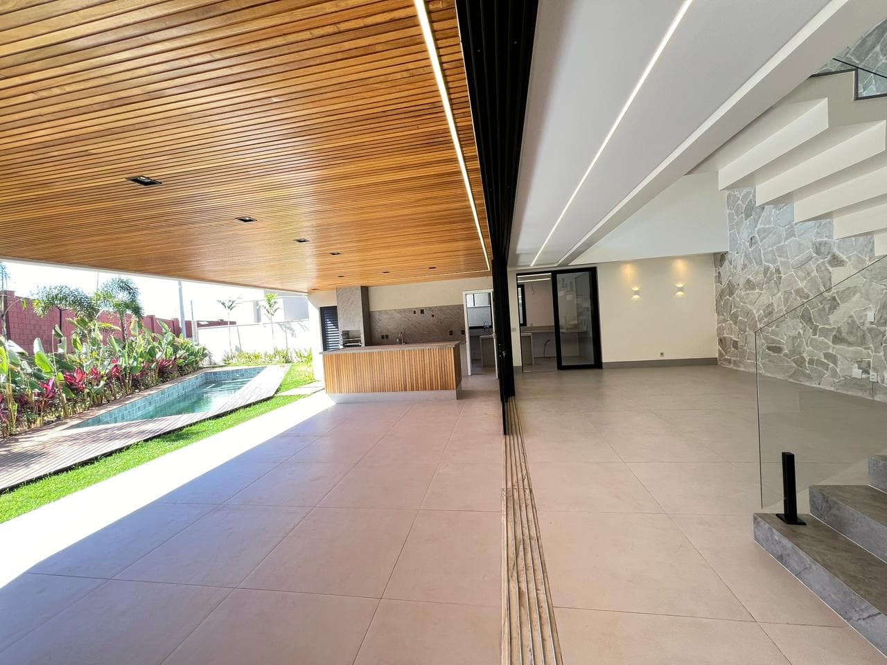 SOBRADO 4 SUITES CONDOMINIO - SENADOR CANEDO - JARDINS BOLONHA